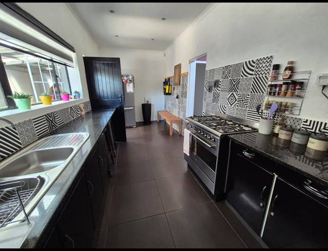 3 BEDROOM HOUSE FOR SALE IN SOUTH CREST